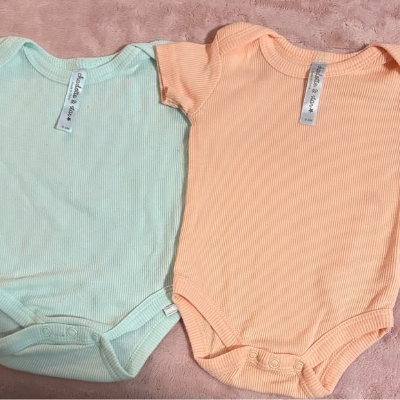charlotte & star Other - Charlotte & Star 2 Piece Baby Girl Ribbed Bodysuit Sizes 0-3 Months Mint / Peach
